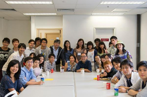 園田教授が実施責任者となった香港大学との合同サマープログラムがメディアで紹介されました