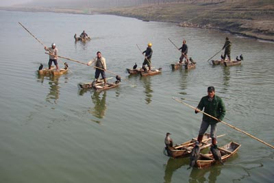 湖北省で現在でも使用されている双胴船(撮影：卯田)