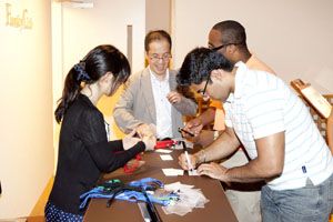 受付の様子(左は総務の杉森さん)